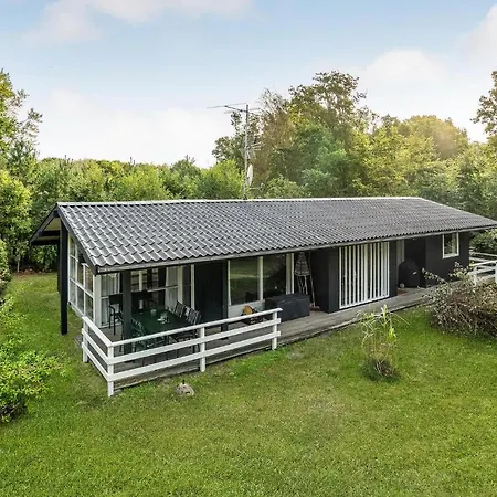 Three-bedroom In Holiday home *
